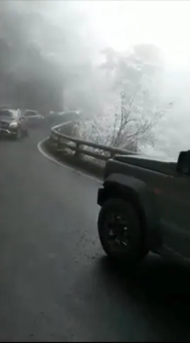 黑色賓士車逆向開車上南橫（左），被下山的吉普車（右）一路逼車，只好倒車下山。攝臉書社團爆廢公社二館