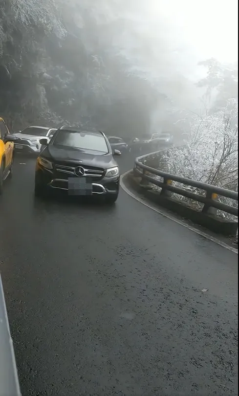 黑色賓士車試圖逆向開車上南橫。攝臉書社團爆廢公社二館