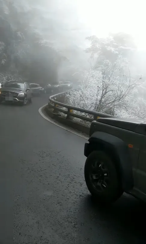 黑色賓士車逆向開車上南橫（左），被下山的吉普車（右）一路逼車，只好倒車下山。攝臉書社團爆廢公社二館