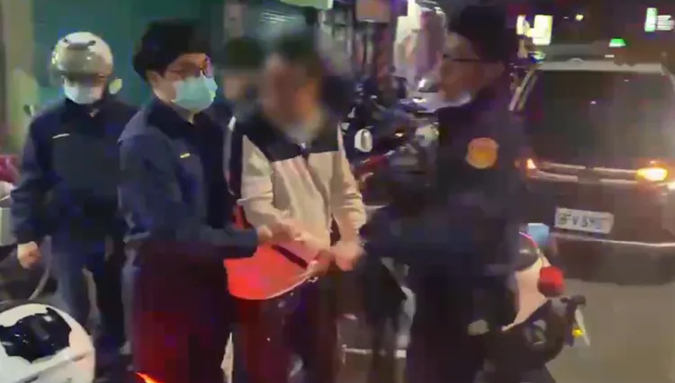 警方逮捕縱火的郭男。翻攝畫面