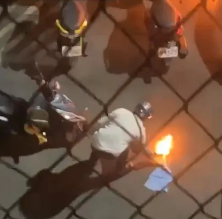 郭男點燃碎布。翻攝畫面