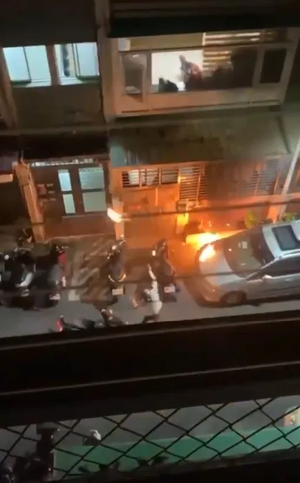 郭男點燃火勢，將著火的碎布丟向遮雨棚。翻攝畫面