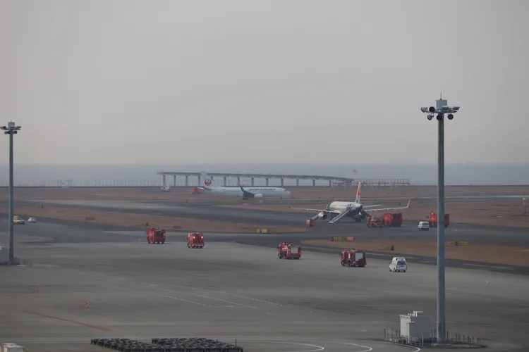 事故造成名古屋機場班機延誤，跑道暫封閉。翻攝推特@masaki_41asao