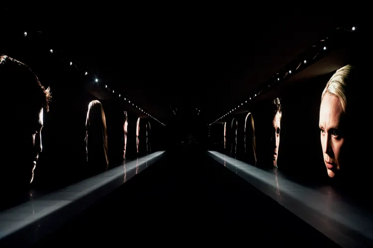 除勞勃帕汀森（左）外，秀上影片中還邀請英國女星Gwendoline Christie以感情豐沛的方式誦讀詩句。品牌提供