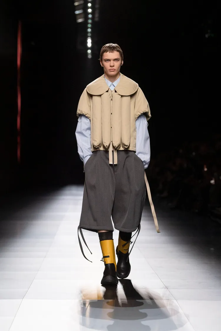 水的意象不只存在於流暢的線條中，更延伸出像是救生衣般的單品。品牌提供