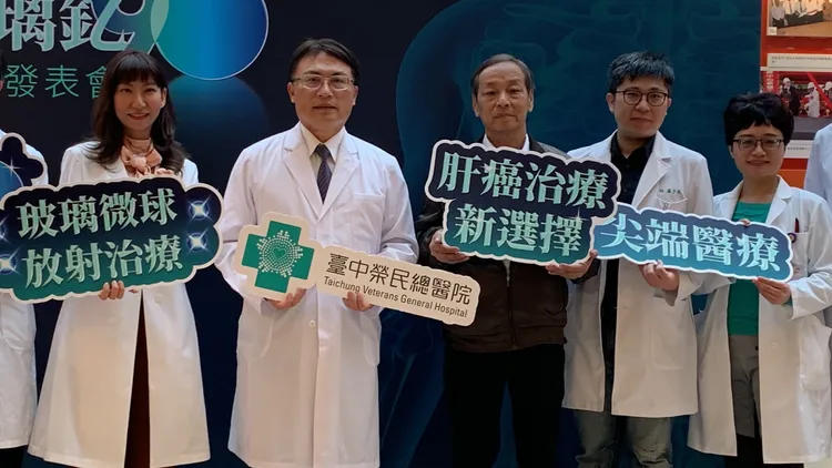 台中榮總醫療團隊與重生患者洪先生合影。曾雪蒨攝