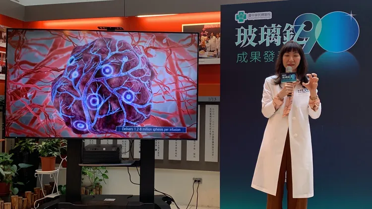 中榮腹部影像醫學科張碧倚主任則說明玻璃釔 90 微球治療肝癌的方式。曾雪蒨攝
