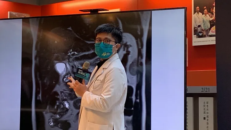 羅少喬醫師說，因黃疸就醫的洪先生意外發現自己肝癌末期，因採用最新的體內放射治療縮小腫瘤細胞後切除，成功挽回一命。曾雪蒨攝