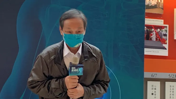 重生的晚期肝癌患者洪先生多次跟醫療團隊鞠躬道謝，感謝他們全力搶救他，讓他重生。曾雪蒨攝