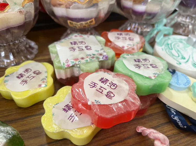 失智長者可透過學習各種課程促進觸覺、聽覺等多方面刺激，減少失智惡化速度。協會提供