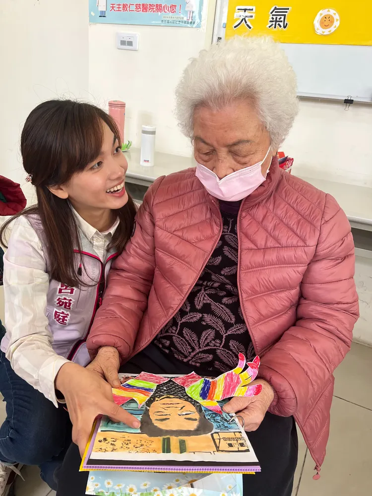 新竹縣議員呂宛庭指出，未來希望能增加多元化的學習課程，讓長者多些刺激延緩退化。協會提供