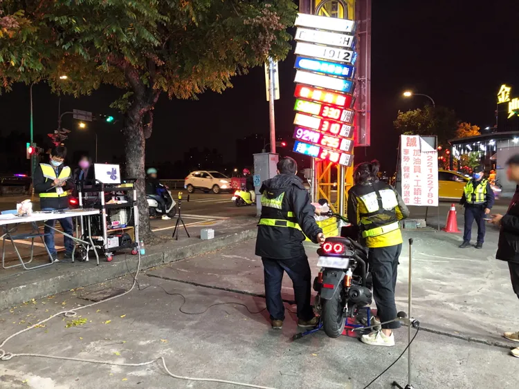 警方會同相關單位於東區自由路與旱溪東、西路周邊聯合稽查非法噪音車。警方提供