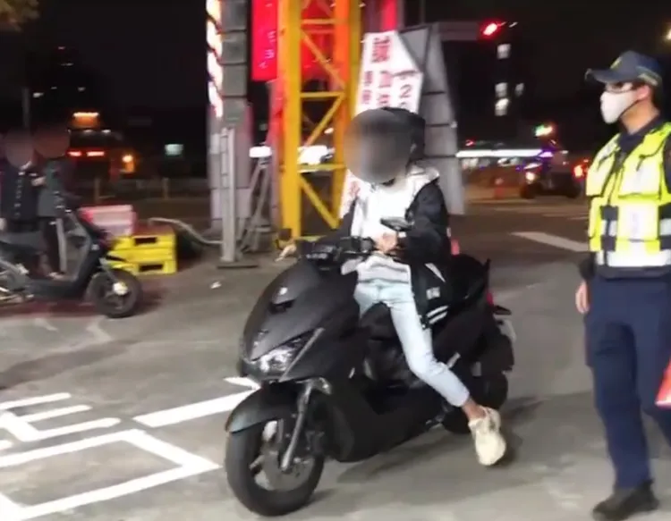 警方引導重機騎士接受檢測。警方提供