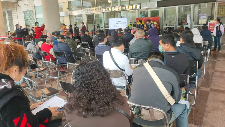 今天在苗栗地檢署舉行的拍賣會，吸引上百名行家到場。民眾提供