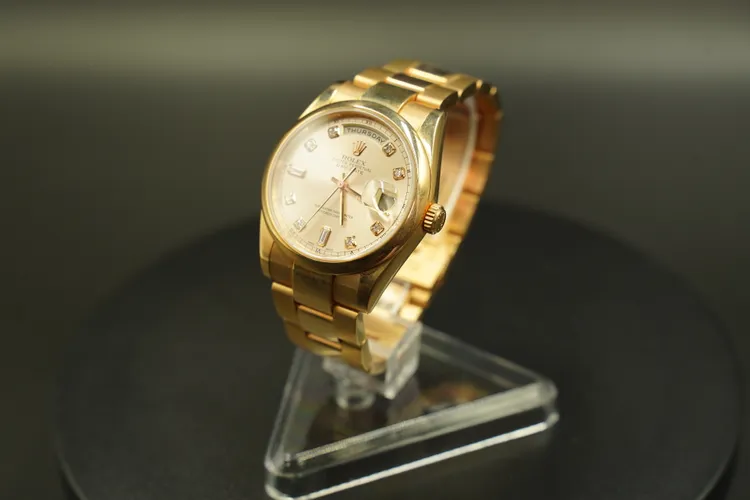 今年登場以26只名錶為主軸，圖中為勞力士DAY-DATE名錶，起標價81萬，最終競標以100萬拍出。執行署新竹分署提供