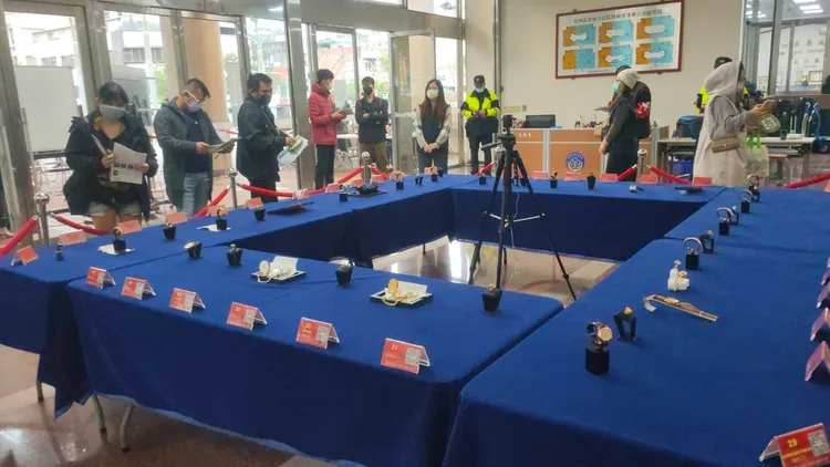 參與競標者在拍賣前再仔細觀看名錶。民眾提供