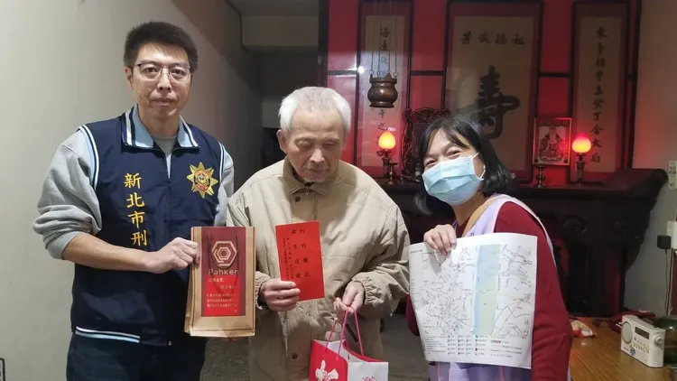 新北警偕企業關懷獨居長者。新北市警局提供
