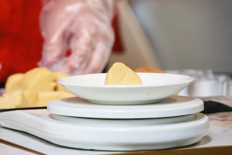 每顆鳳梨酥抓出適當的比例。趙世平攝。