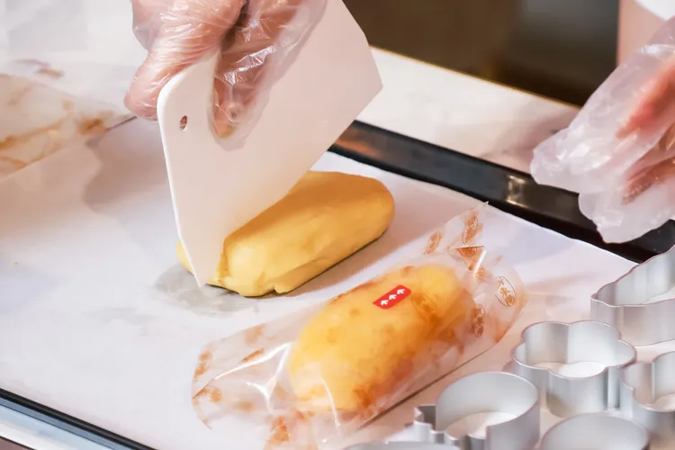 餡料切出適當的比例。趙世平攝