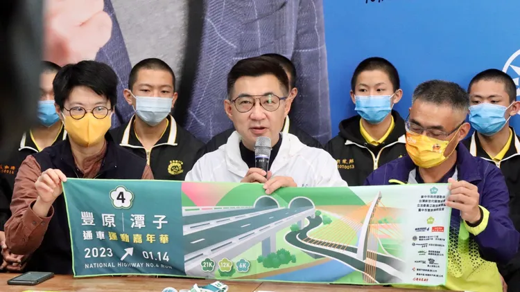 立委江啟臣與台中市運動局等單位，在國道四號豐原潭子段通車前舉辦路跑活動。江啟臣服務處提供