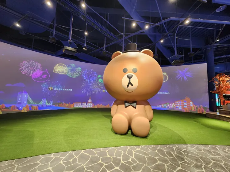 「祈願花火區」在新的一年綻放著遊客們大大小小的願望，只要誠心許願，熊大鎮長就會將願望透過五光十色的煙火特效發射在小鎮的夜空中。麗寶提供