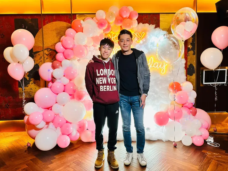 霍建華與做造型氣球的馮先生合照。翻攝造型氣球柯男臉書