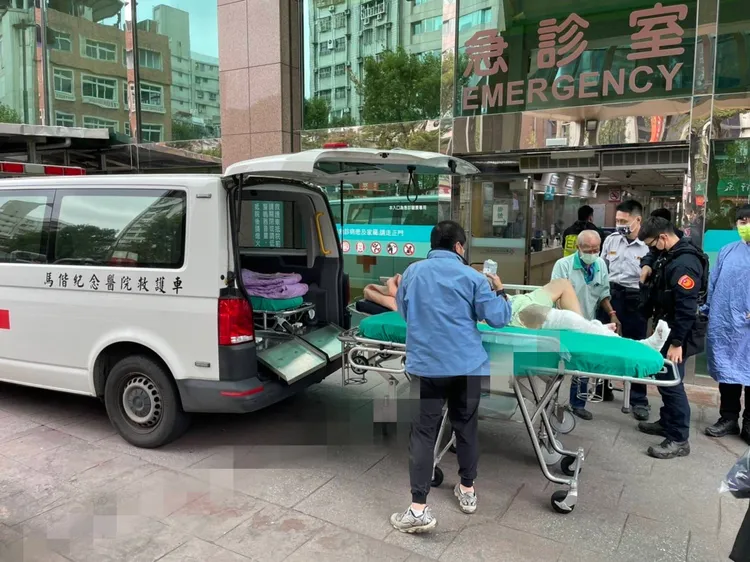 救護車將徐男送醫急救。新北市保大提供
