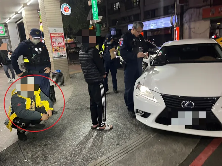 警方攔查時邱男(紅圈處)蹲在一旁。新北市保大提供