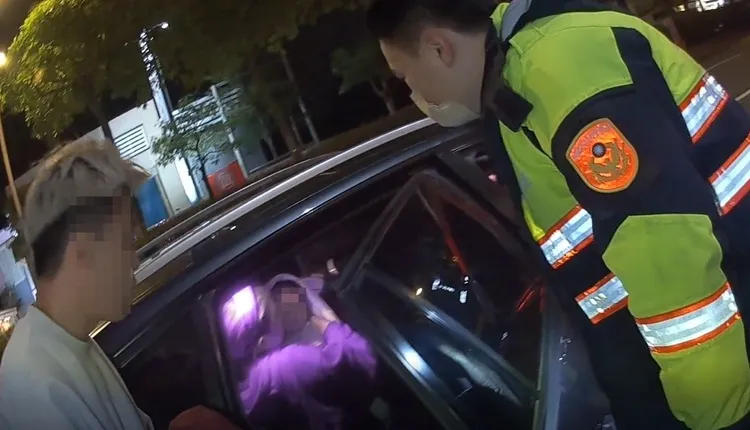 陳女進入車內關心男嬰狀況。中壢警分局提供