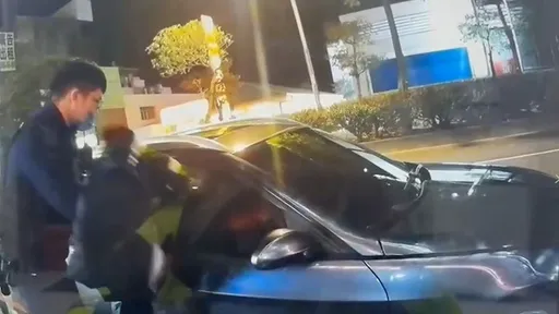 大過年親友家拜年！男嬰反鎖車內找不到鎖匠　中壢警破窗救援