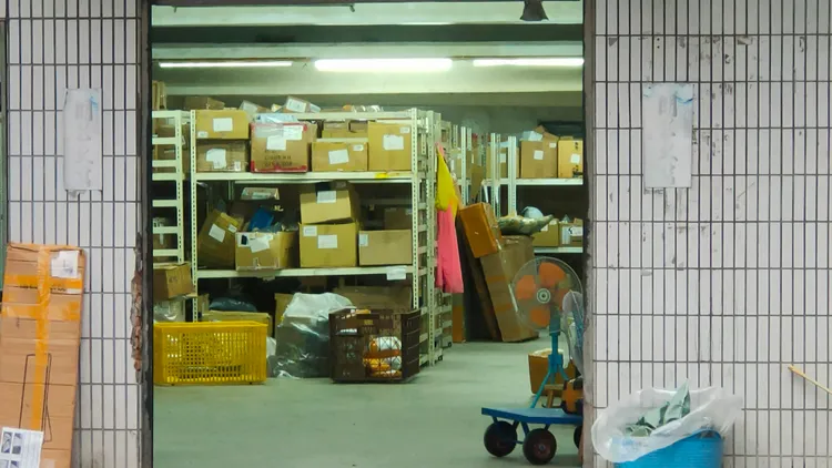 廠房內堆積許多民眾退回的包裹。黃子騰攝