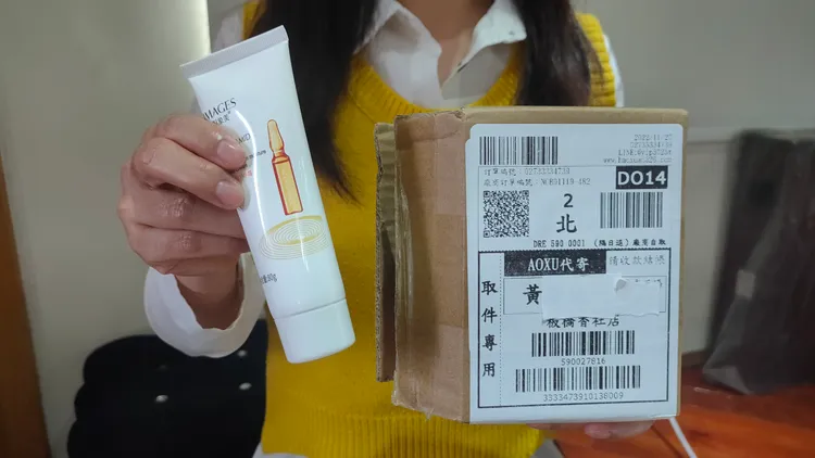 黃女收到的假包裹內裝有一條中國製護手霜。黃子騰攝