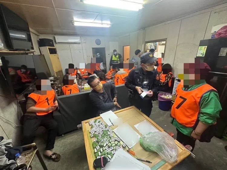 警方破職業賭場現場。警方提供