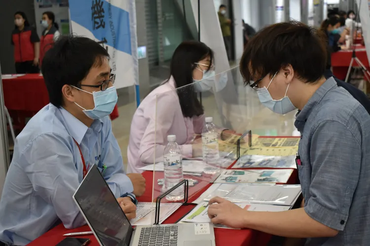 廠商面試求職民眾。台中市政府提供