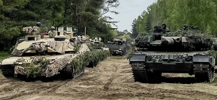 地表上唯一能與M1艾布蘭主力戰車（左）比肩的戰車是德國的豹2戰車（右）。翻攝twitter/nato