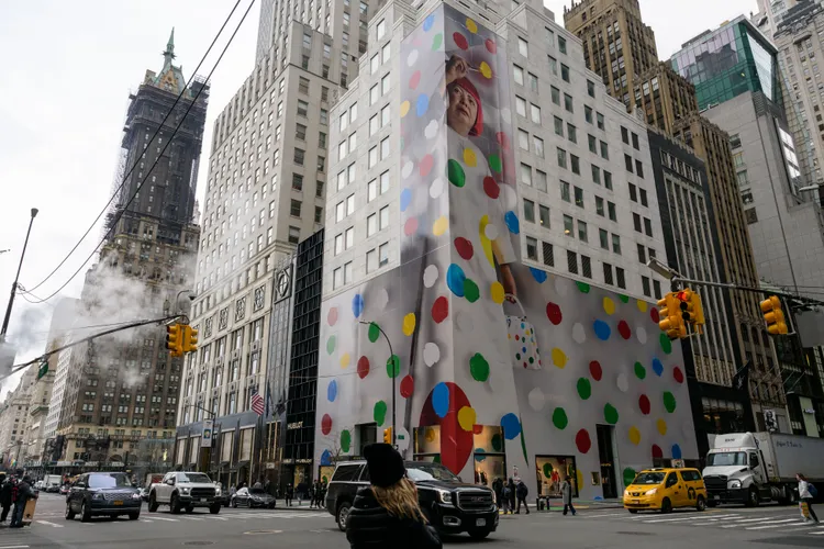 紐約第5大道店外則有手持畫筆的草間彌生。法新社