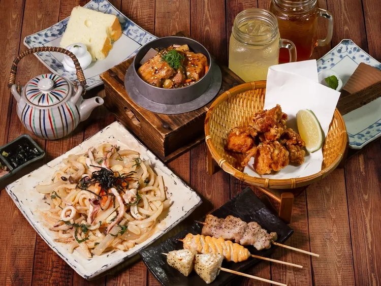 「鳥丈爐端燒」則推出炙燒角煮釜飯、明太子烏龍麵為主食，搭配爆汁和風雞唐揚、卡門貝爾起司串、明太子雞柳串等菜色的雙人套餐。業者提供