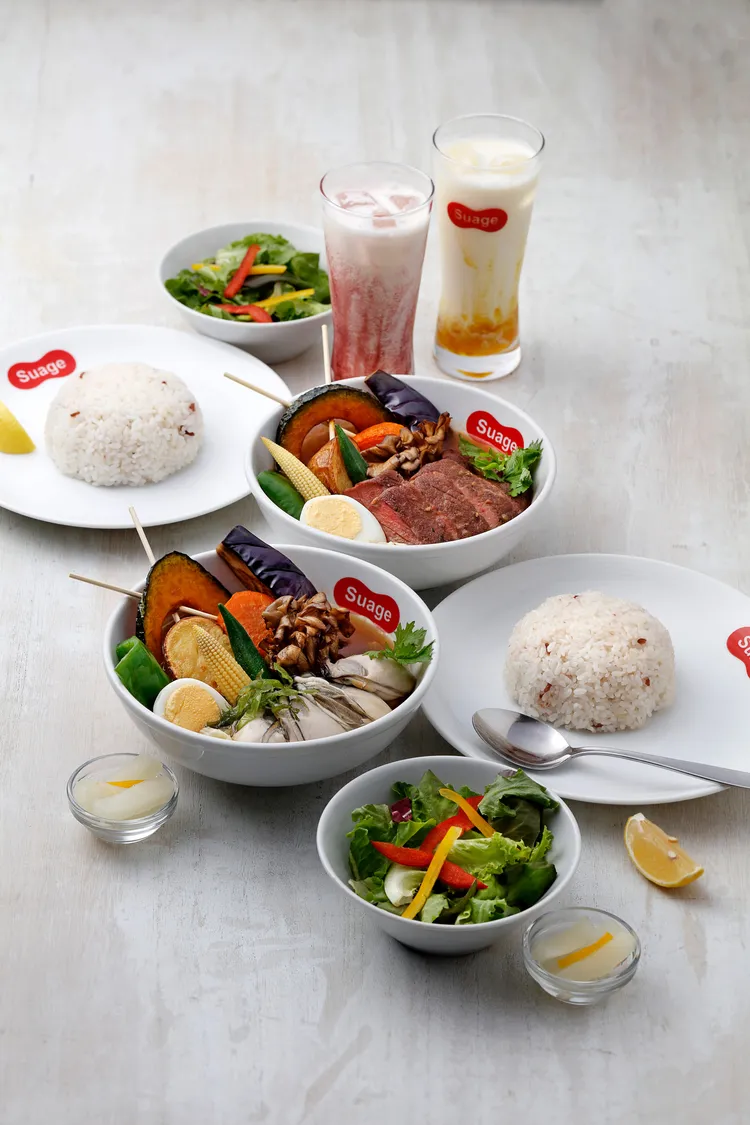 「Suage北海道湯咖哩」推出「極品分享餐」，包含廣島牡蠣湯咖哩、舒肥翼板牛湯咖哩與飲品。業者提供