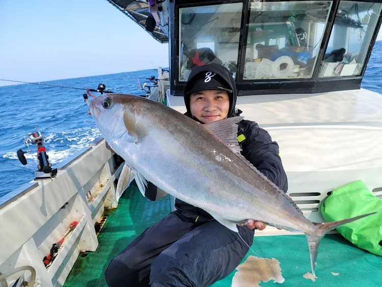 釣客釣到的大尾紅魽。黃偉提供
