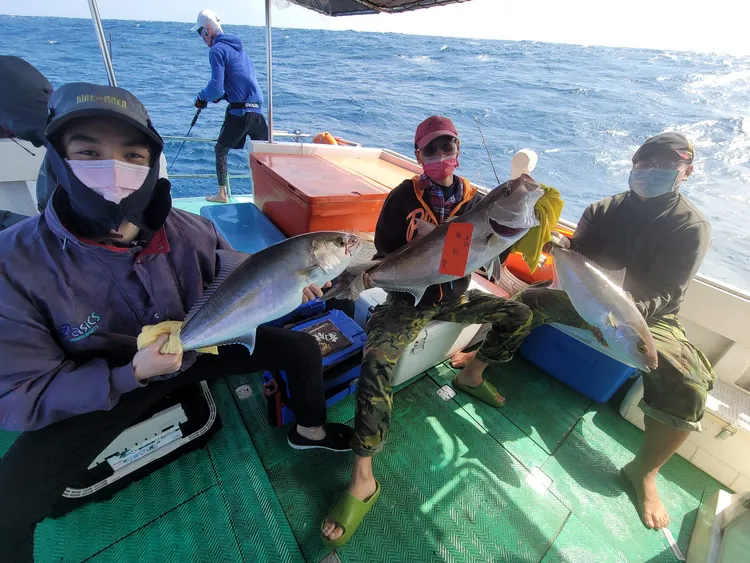 釣客們利用春節假期出海釣紅魽。黃偉提供