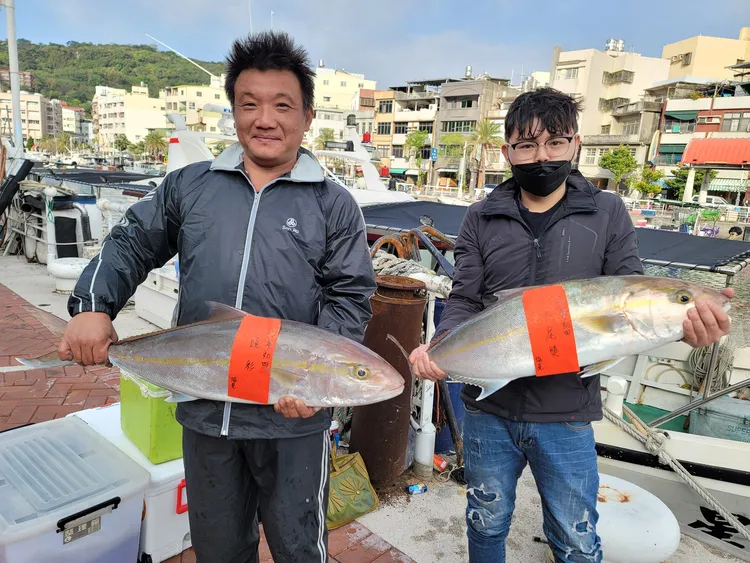 2022年2月4日大年初四獲得頭彩與大尾獎的釣客。黃偉提供