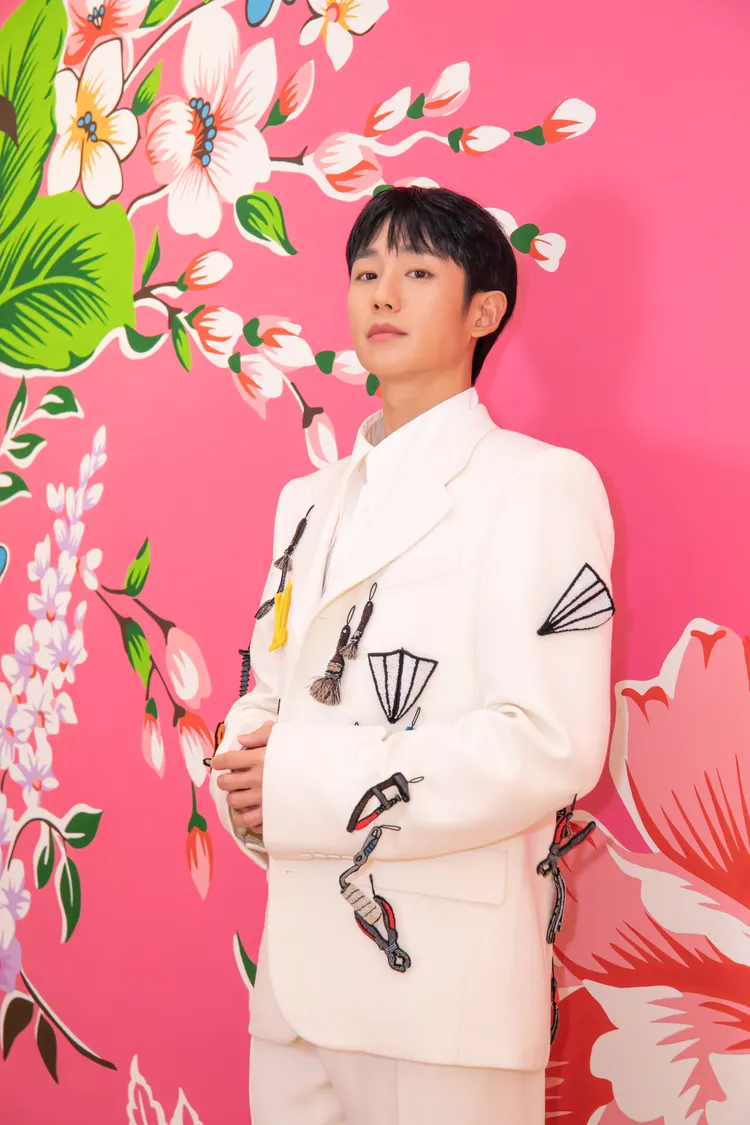 被譽為「國民年下男」的丁海寅，凍齡高顏值令貴婦們也著迷。品牌提供