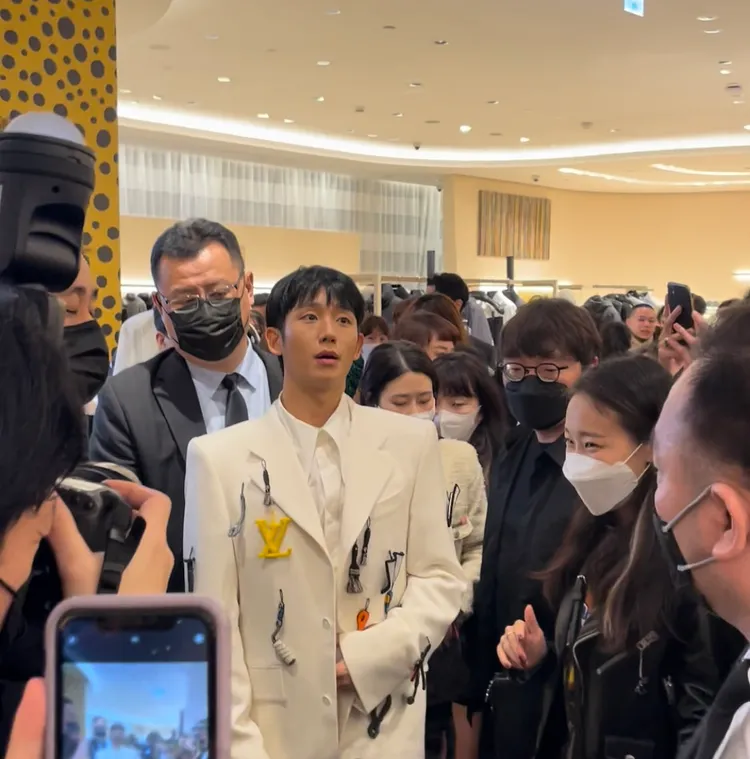 丁海寅在逛店時，引起大批媒體和與會VIP搶拍。讀者提供