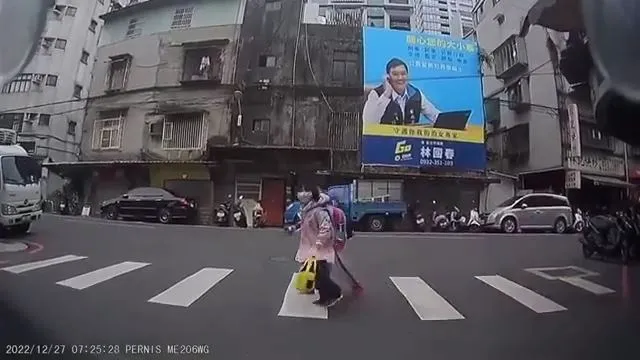 後方車輛禮讓學童過馬路，並將畫面PO網。翻攝自YouTube「WoWtchout – 地圖型行車影像分享平台」