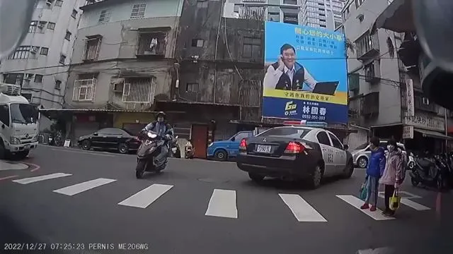 警車直接右轉，2名學童傻眼愣在路口。翻攝自YouTube「WoWtchout – 地圖型行車影像分享平台」