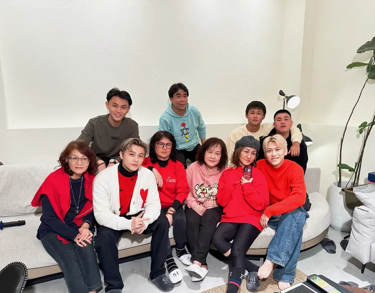 王子（前排左二）很重視家庭生活。喜鵲娛樂提供