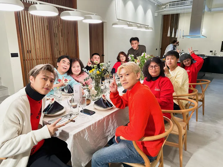 王子（左一）和毛弟過年跟家人聚會共度。喜鵲娛樂提供