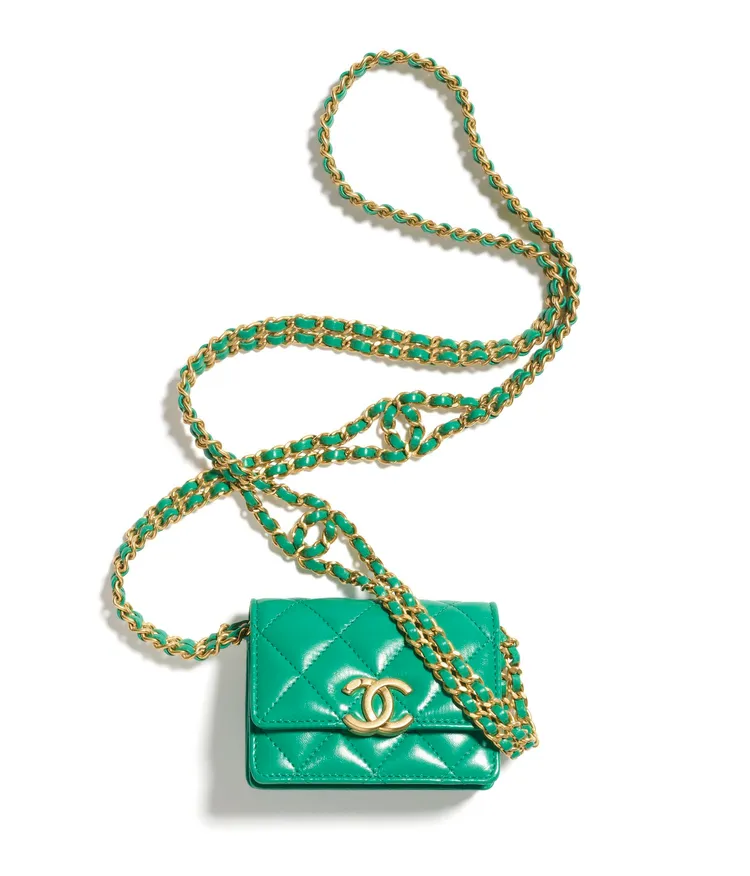 綠色皮革菱格紋雙C Logo皮穿鍊腰包，7萬8500元。品牌提供