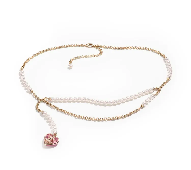 金屬幻象珍珠飾以雙C Logo心形吊飾腰鍊，5萬4100元。品牌提供