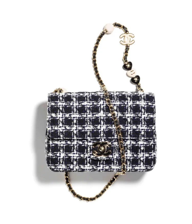 黑白斜紋軟呢格紋皮穿鍊肩背包，16萬3700元。品牌提供